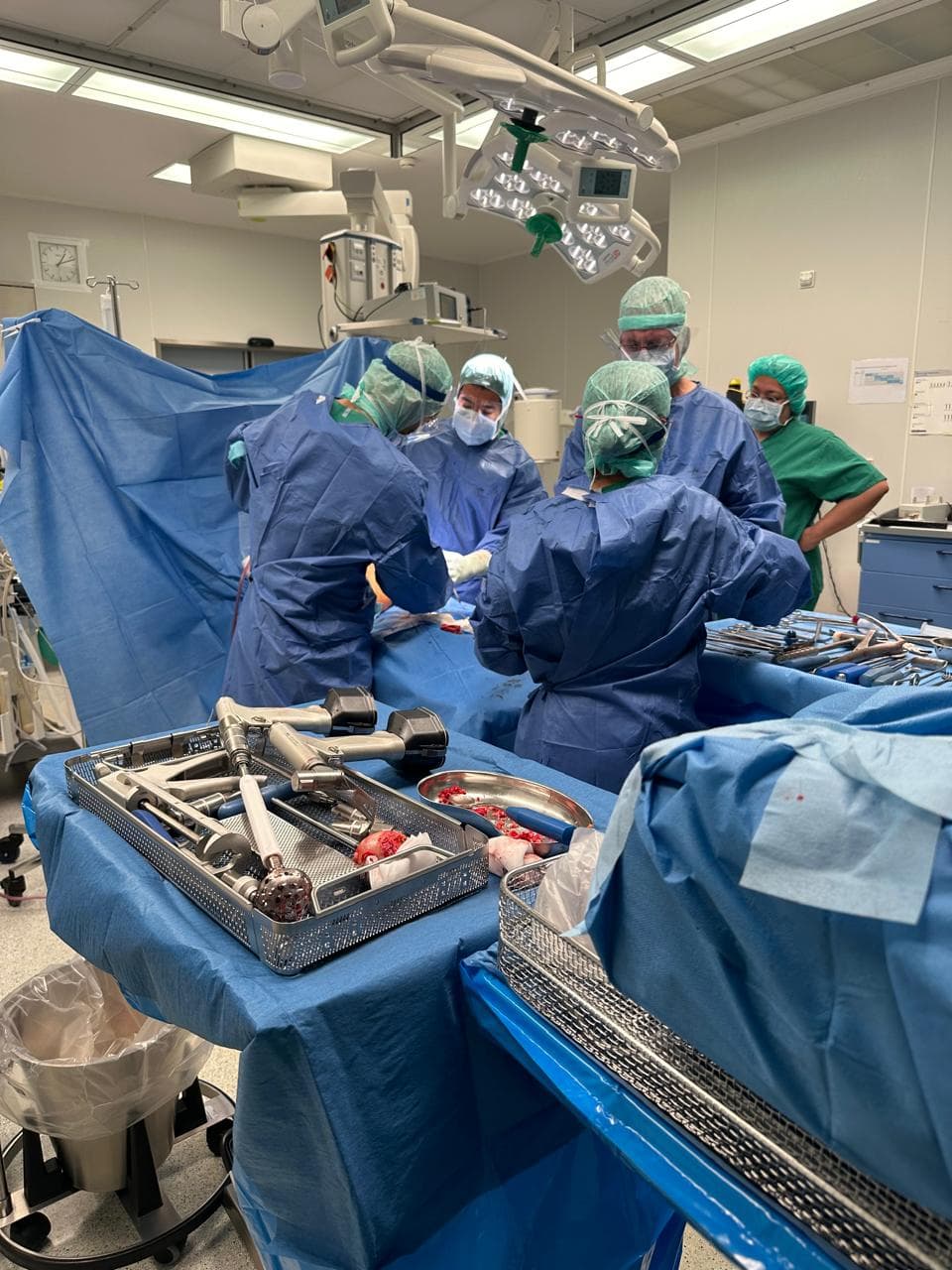 Equipo quirúrgico en cirugía