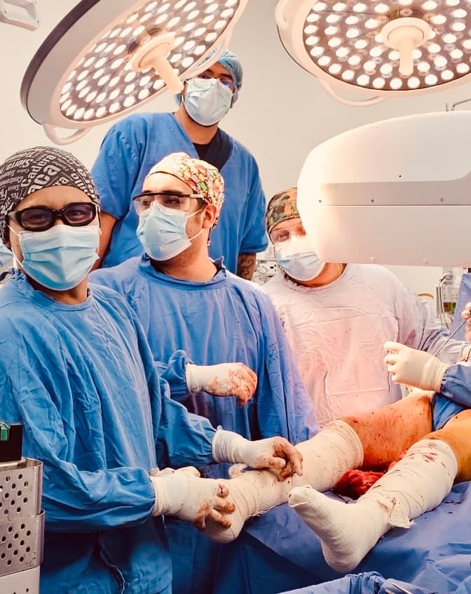 Equipo médico durante procedimiento