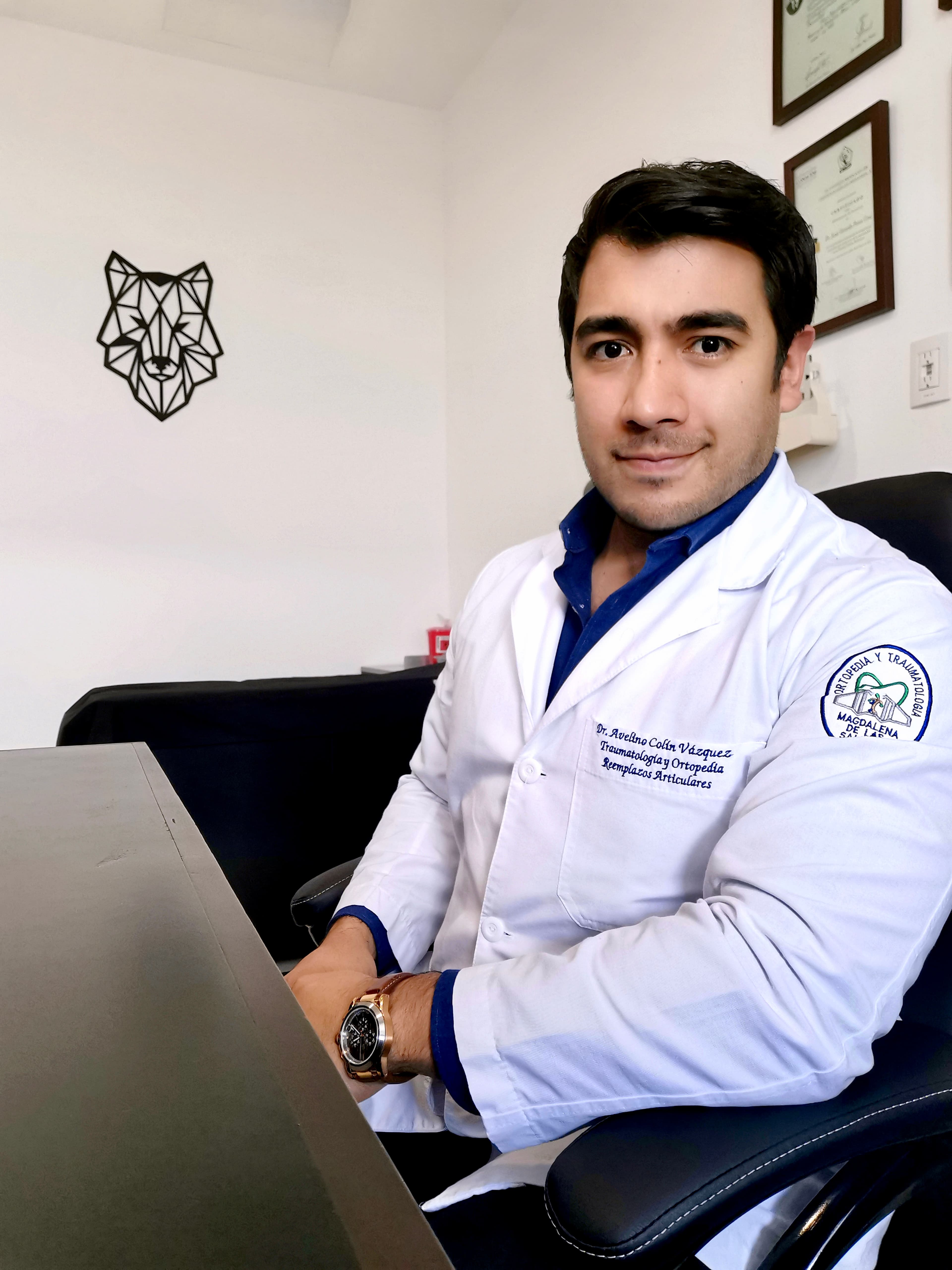Dr. Avelino Colín en su consultorio